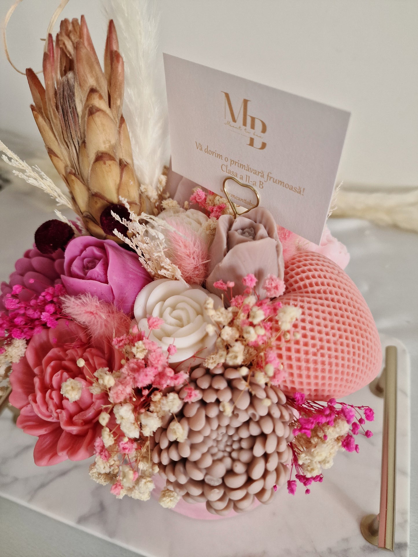 Aranjament cu flori și inima