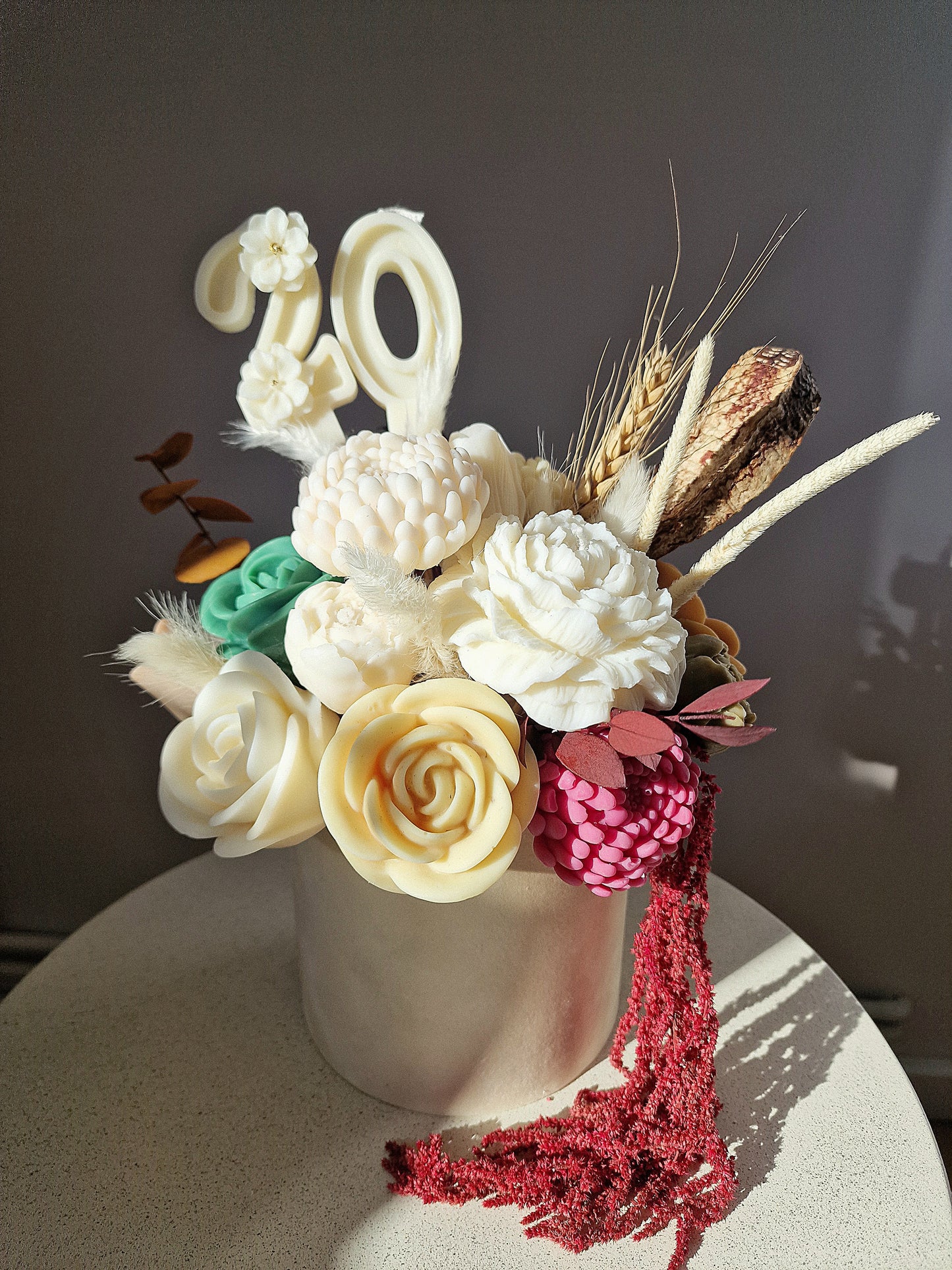 Amelie - Aranjament cu flori si lumanari S